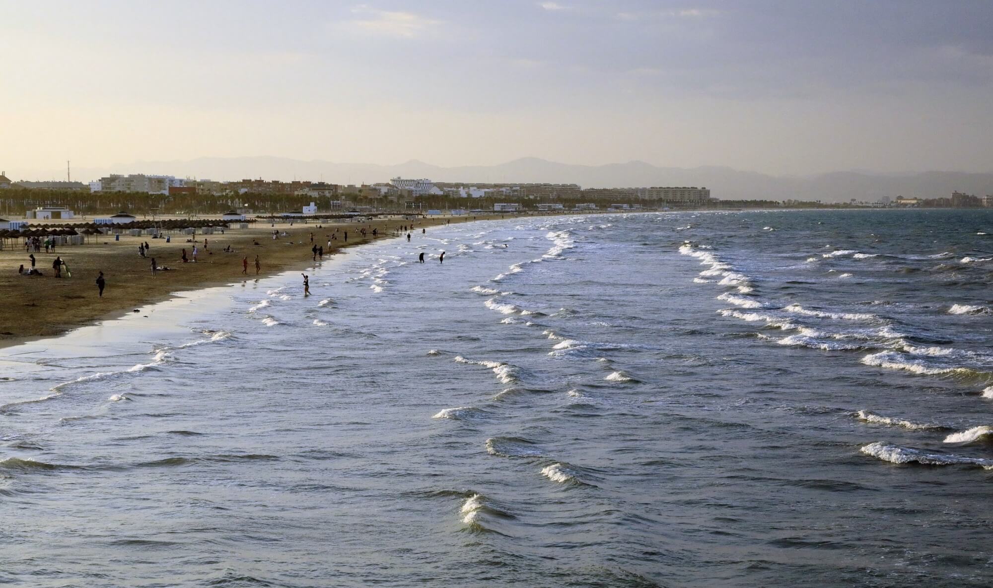La brisa marina del Mediterráneo se está ralentizando, lo que reduce su capacidad para suavizar las temperaturas en ciudades como Barcelona, València o Ibiza.